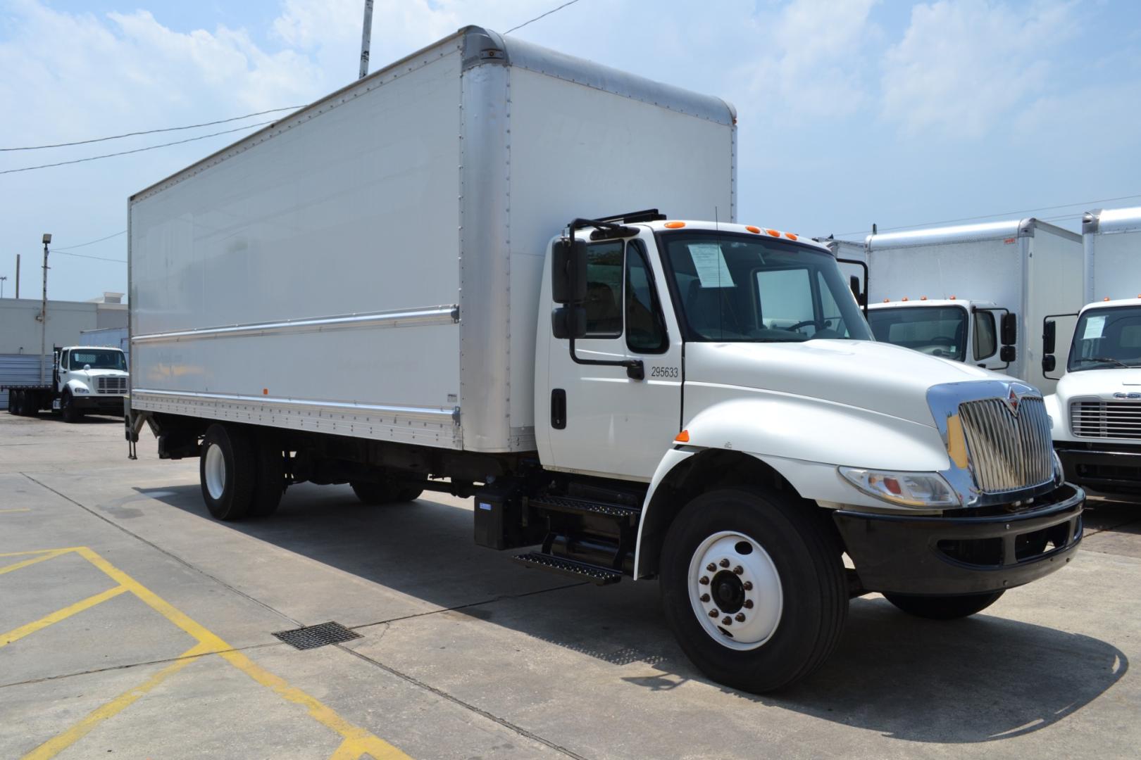 2018 WHITE /BLACK INTERNATIONAL 4300 with an CUMMINS ISB 6.7L 220HP engine, EATON FULLER PROCISION AUTOMATIC transmission, located at 9172 North Fwy, Houston, TX, 77037, (713) 910-6868, 29.887470, -95.411903 - Photo#2